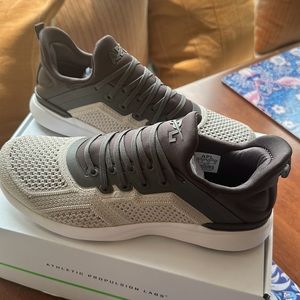 brand new, never worn APL Women’s 8.5 Techloom Tracer